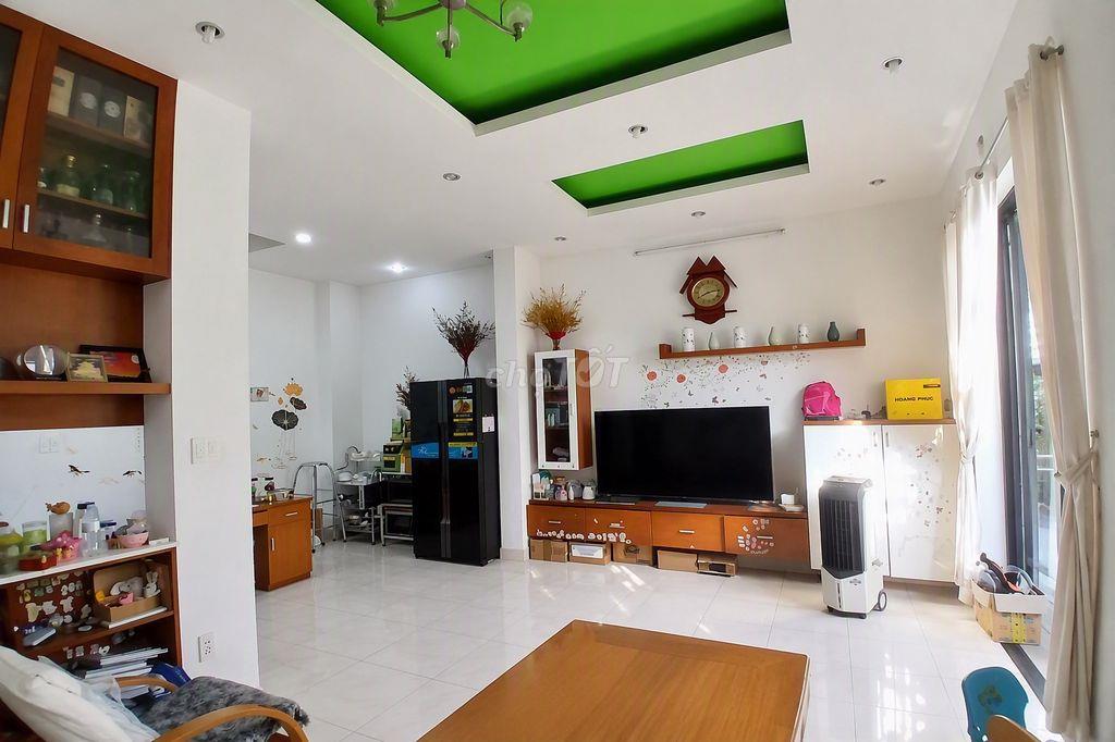 Nhà nguyên căn đẹp, nhiều ánh sáng tự nhiên, không gian sống thoải mái