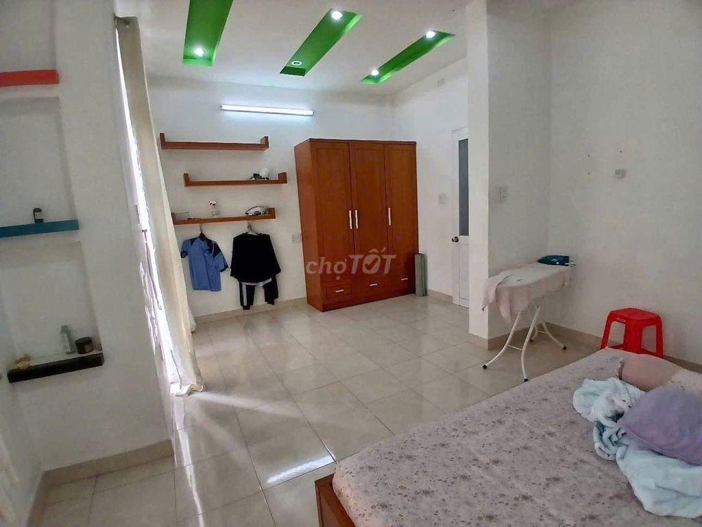 Nhà nguyên căn đẹp, nhiều ánh sáng tự nhiên, không gian sống thoải mái