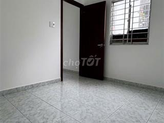 Phòng trọ ngã tư Lạc Long Quân - Âu Cơ không cửa sổ