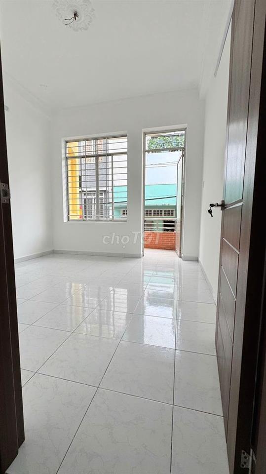 Share phòng ban công ngay ngã tư Âu Cơ - Lạc Long Quân