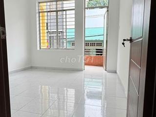 Share phòng ban công ngay ngã tư Âu Cơ - Lạc Long Quân