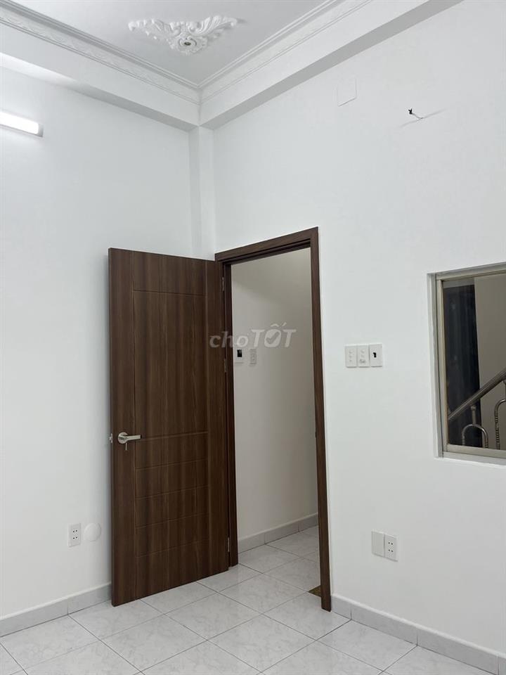 Share phòng ban công ngay ngã tư Âu Cơ - Lạc Long Quân