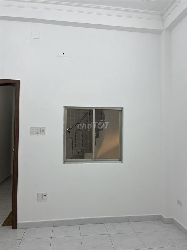 Share phòng ban công ngay ngã tư Âu Cơ - Lạc Long Quân