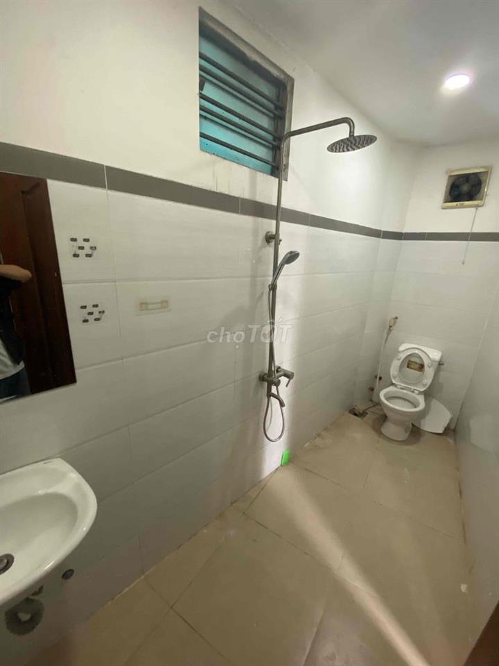 PHÒNG STUDIO BAN CÔNG SIÊU TO KHỔNG LỒ GẦN 5 TRƯỜNG ĐẠI HỌC