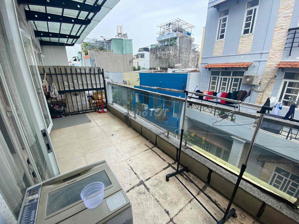 PHÒNG STUDIO BAN CÔNG SIÊU TO KHỔNG LỒ GẦN 5 TRƯỜNG ĐẠI HỌC