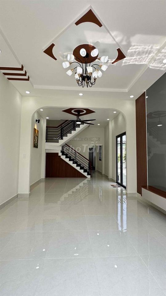 BÁN NHÀ 8m * 18m Sổ Hồng 1 Lầu Gần Trường Nguyễn Hồng Đào
