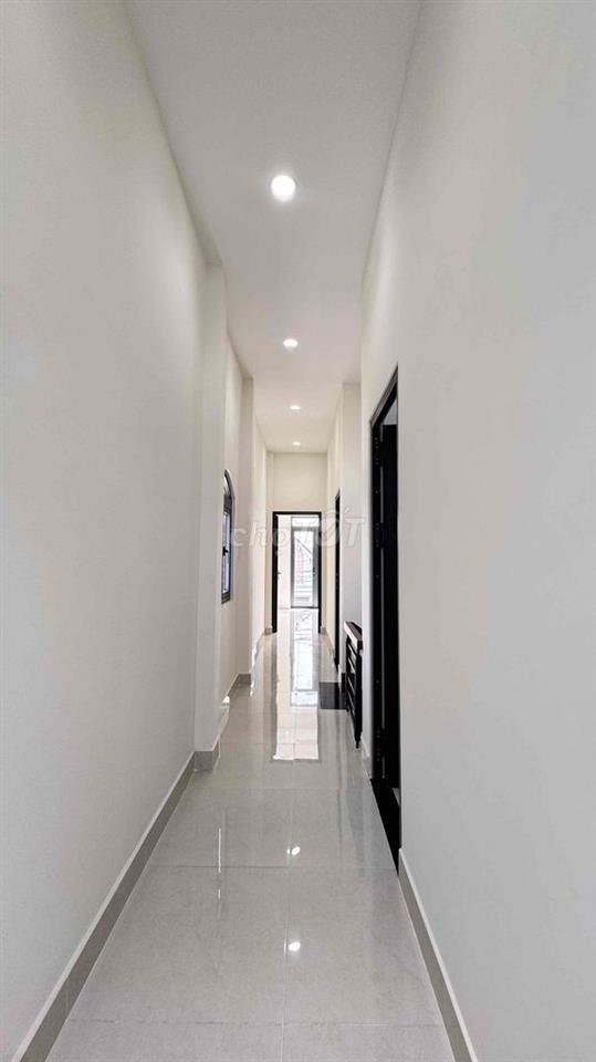 BÁN NHÀ 8m * 18m Sổ Hồng 1 Lầu Gần Trường Nguyễn Hồng Đào