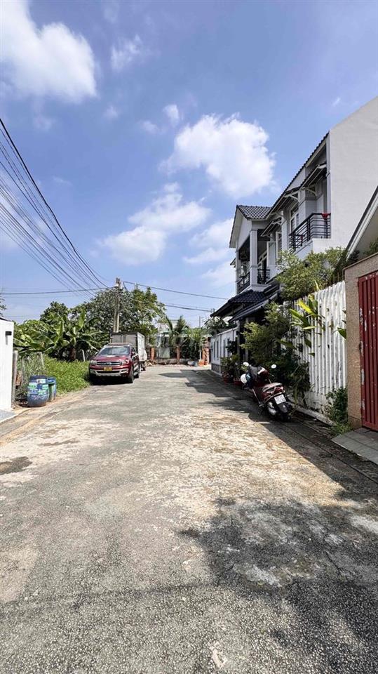 BÁN NHÀ 8m * 18m Sổ Hồng 1 Lầu Gần Trường Nguyễn Hồng Đào