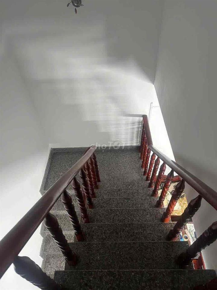 Bán Nhà 4m x 20m Sổ Hồng 1 Lầu 3 PN và Sân Xe Hơi