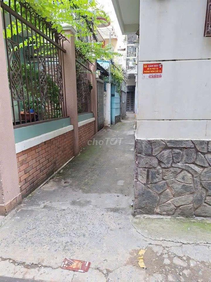 cho thuê nguyên căn nhà CMT8 50m2, 2PN, 2WC giá 10tr