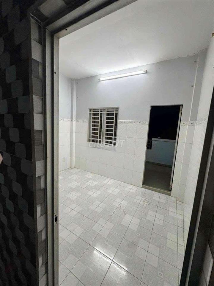 cho thuê nguyên căn nhà CMT8 50m2, 2PN, 2WC giá 10tr