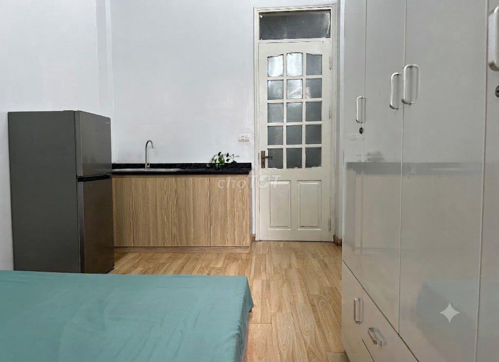 Phòng full đồ mới, cửa sổ lớn, ban công view phố Hoàng Hoa Thám