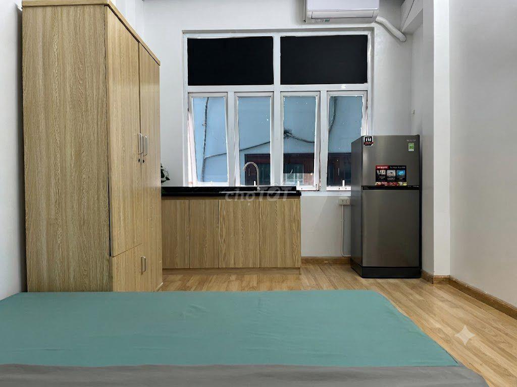 Phòng full đồ mới, cửa sổ lớn, ban công view phố Hoàng Hoa Thám
