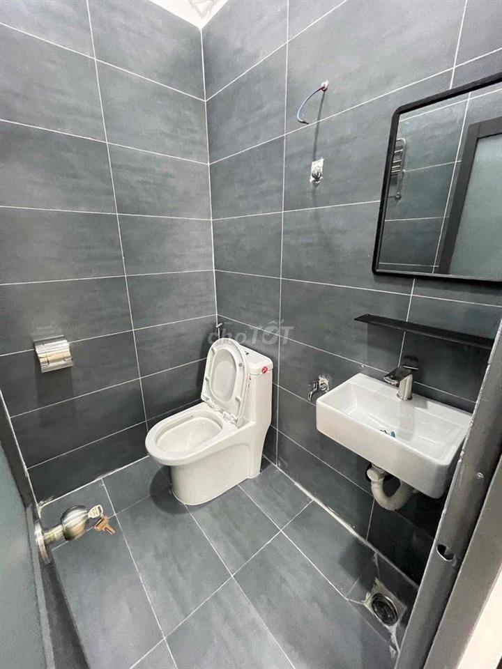 Nhà 45m2 cấp 4 - 2 phòng sẵn nội thất, sân rộng rãi 12m2 - Giá 8,9tr