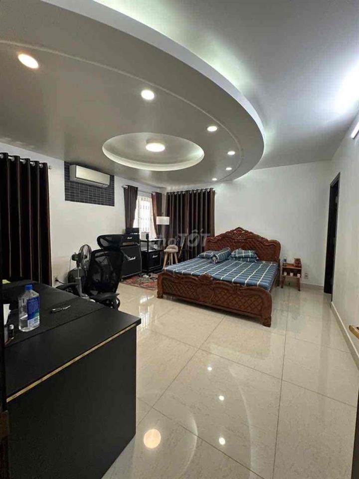 Biệt Thự Tên Lửa 200m2 Dối Diện Aeon Bình Tân | 28 Tỷ | DT 10m x 20m