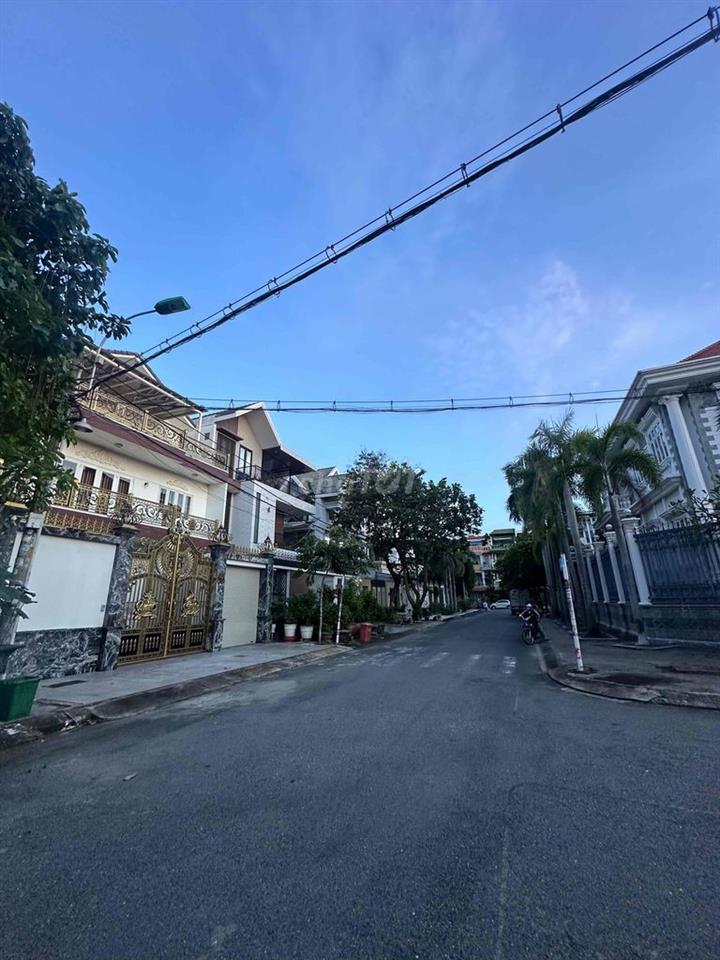 Biệt Thự Tên Lửa 200m2 Dối Diện Aeon Bình Tân | 28 Tỷ | DT 10m x 20m