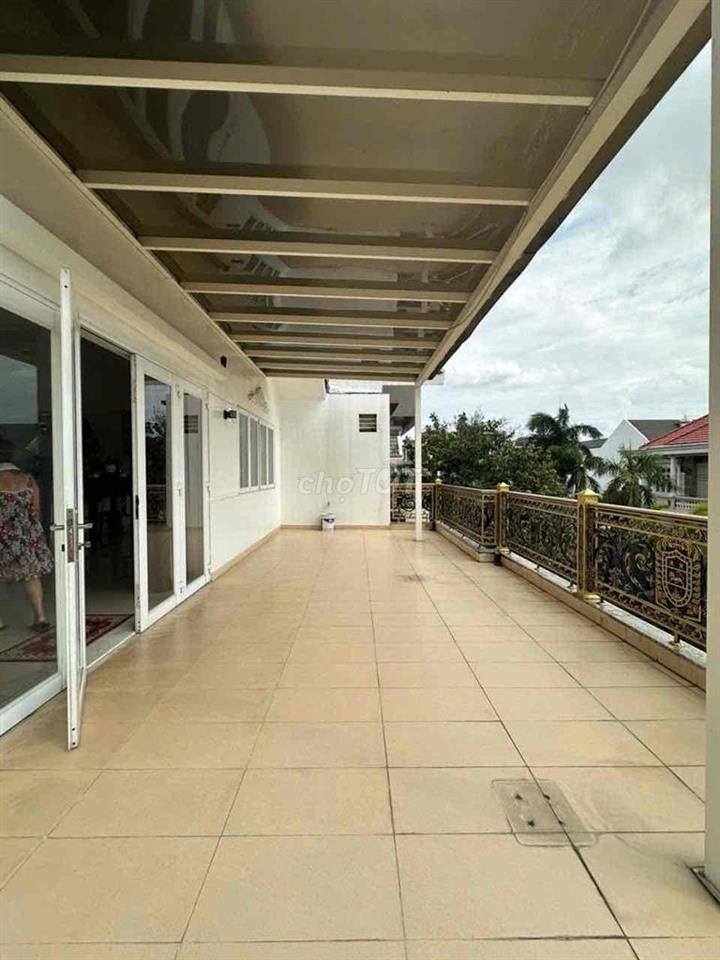 Biệt Thự Tên Lửa 200m2 Dối Diện Aeon Bình Tân | 28 Tỷ | DT 10m x 20m