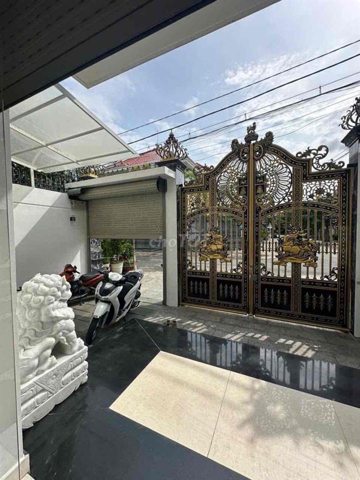 Biệt Thự Tên Lửa 200m2 Dối Diện Aeon Bình Tân | 28 Tỷ | DT 10m x 20m