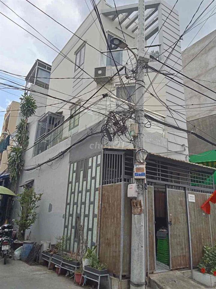 Nhà căn góc , hẻm xe tài Le Van Quoi
