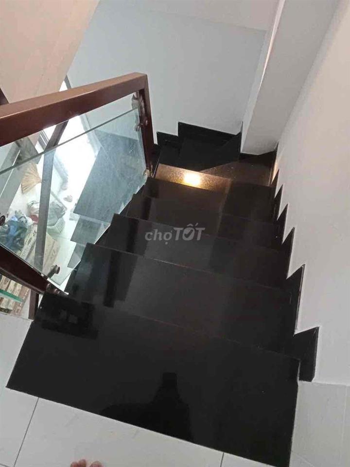 Nhà căn góc , hẻm xe tài Le Van Quoi