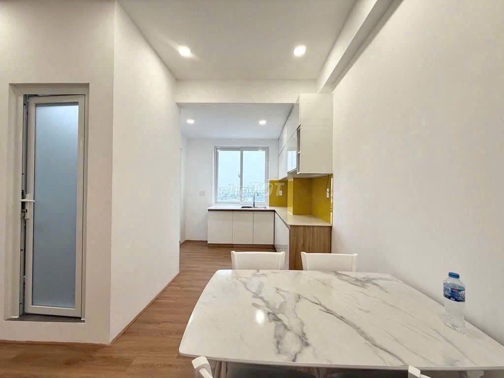 Bán Chung cư  Lạc Long Quân. DT - 45m2 2PN có sổ 