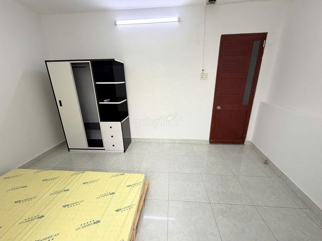 NHÀ MỚI ĐẸP, BAN CÔNG THÔNG THOÁNG, BẾP TÁCH RIÊNG BIỆT