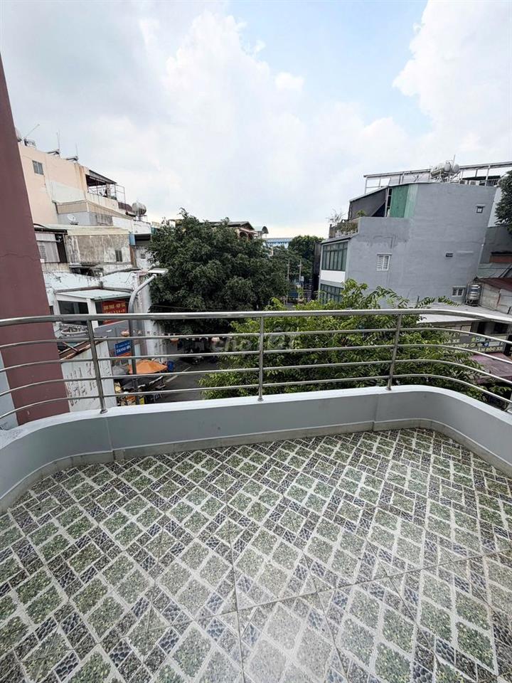 NHÀ MỚI ĐẸP, BAN CÔNG THÔNG THOÁNG, BẾP TÁCH RIÊNG BIỆT