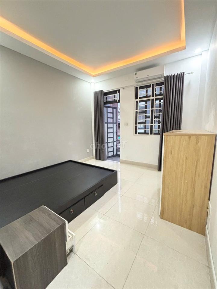 Phòng balcon 5tr5 ngay Nguyễn Văn Thương, D1 cũ