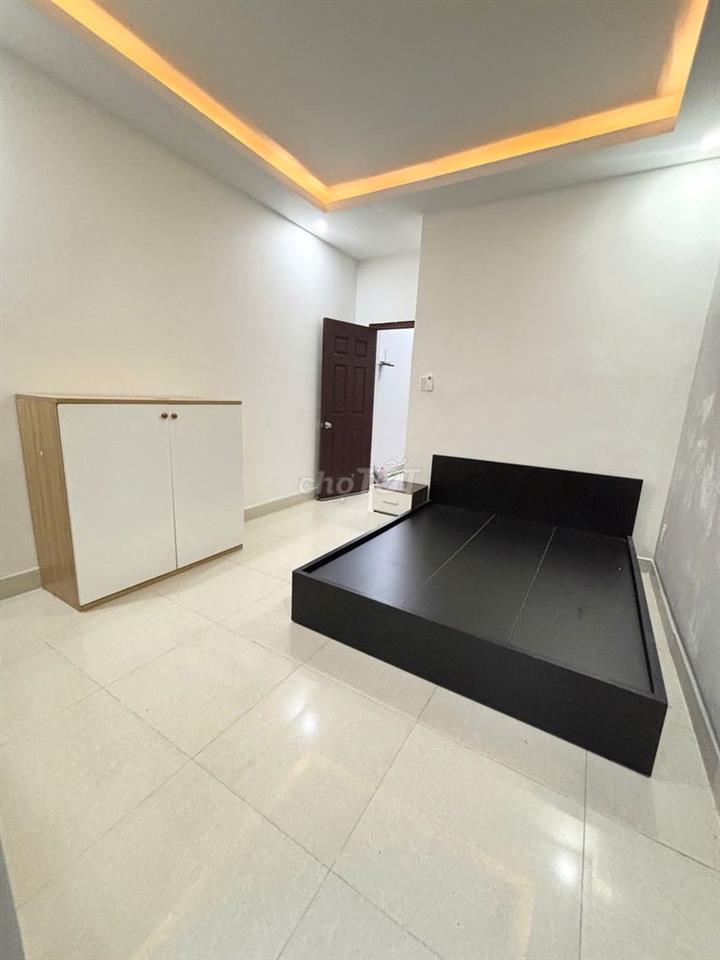 Phòng balcon 5tr5 ngay Nguyễn Văn Thương, D1 cũ