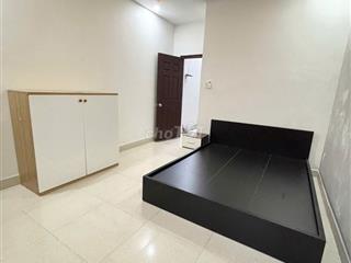 Phòng balcon 5tr5 ngay Nguyễn Văn Thương, D1 cũ