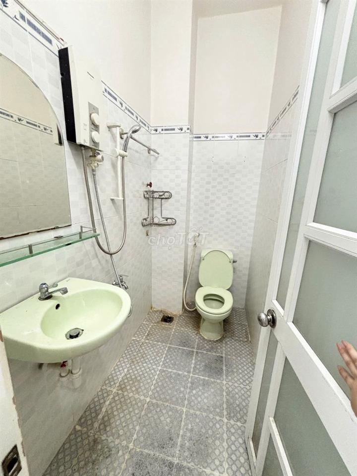 Phòng balcon 5tr5 ngay Nguyễn Văn Thương, D1 cũ