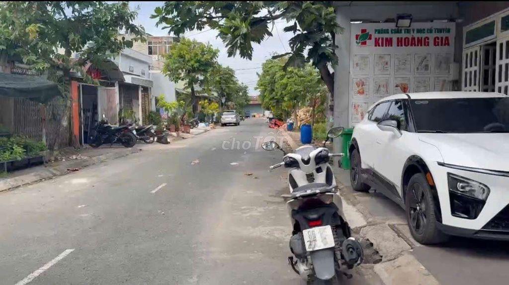 cần bán gấp căn nhà mặt tiền cách đường Phan Văn Hớn 100 m