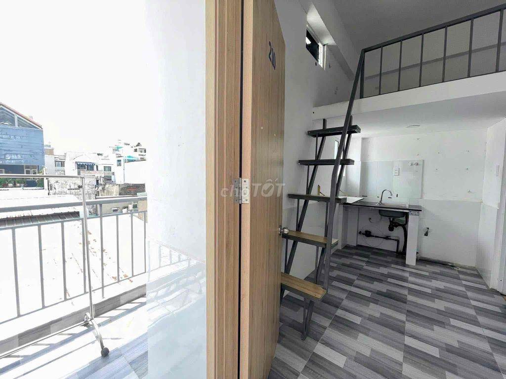 Phòng Gác Cao Đứng Được Thoáng Mát Ngay Kế Đầm Sen
