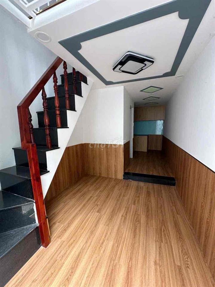 NHÀ NẰM GẦN TUYẾN ĐƯỜNG CHÍNH NỐI VÀO Q1 HƠN 800 Tr SỔ HỒNG CẦM TAY