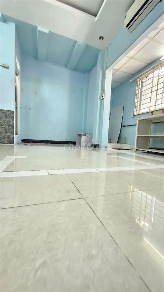 Phòng Trọ rộng 25m2 có cửa sổ rộng thoáng , xe hơi đậu trươc nhà 