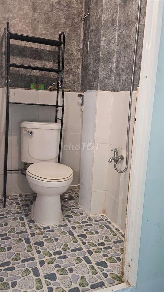 Phòng Trọ rộng 25m2 có cửa sổ rộng thoáng , xe hơi đậu trươc nhà 