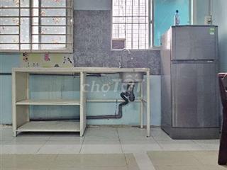 Phòng Trọ rộng 25m2 có cửa sổ rộng thoáng , xe hơi đậu trươc nhà 