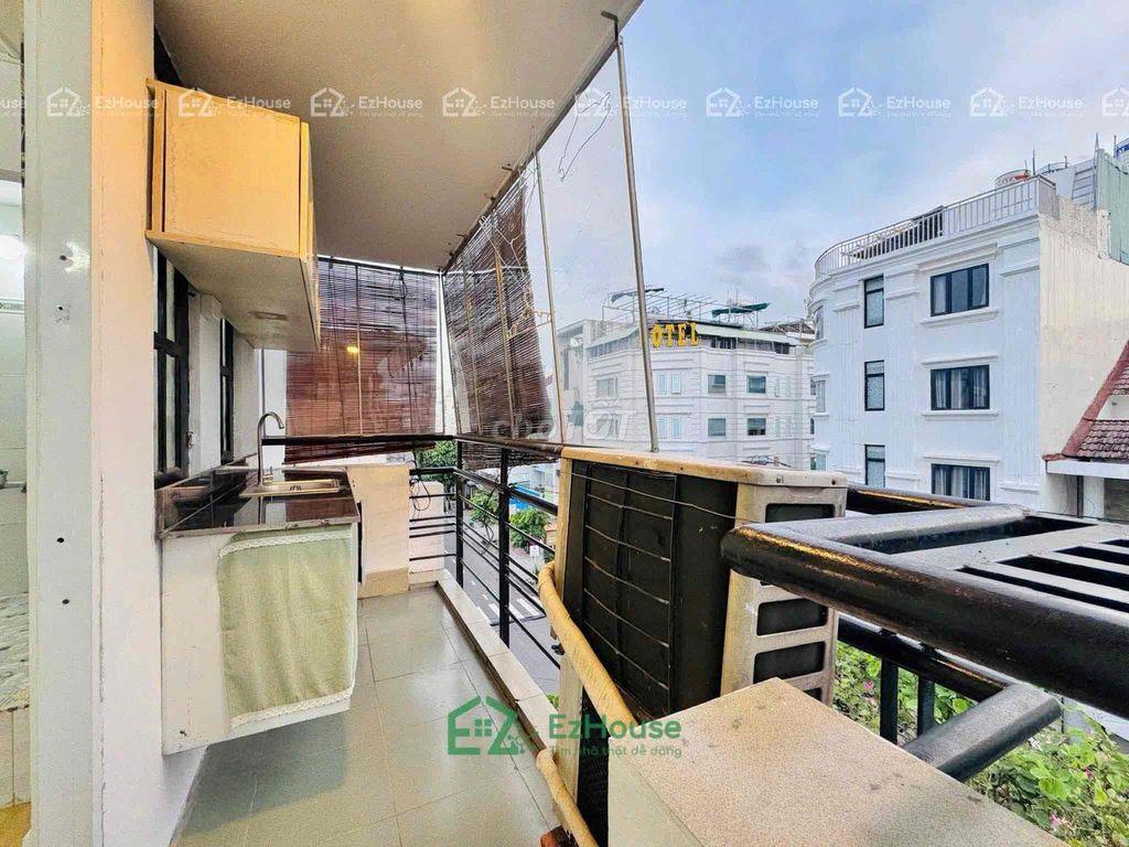 Studio - ban công - tách bếp