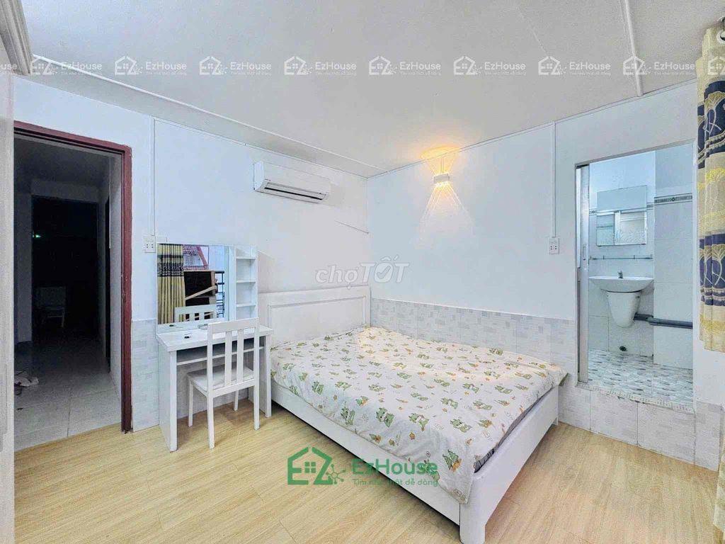 Studio - ban công - tách bếp