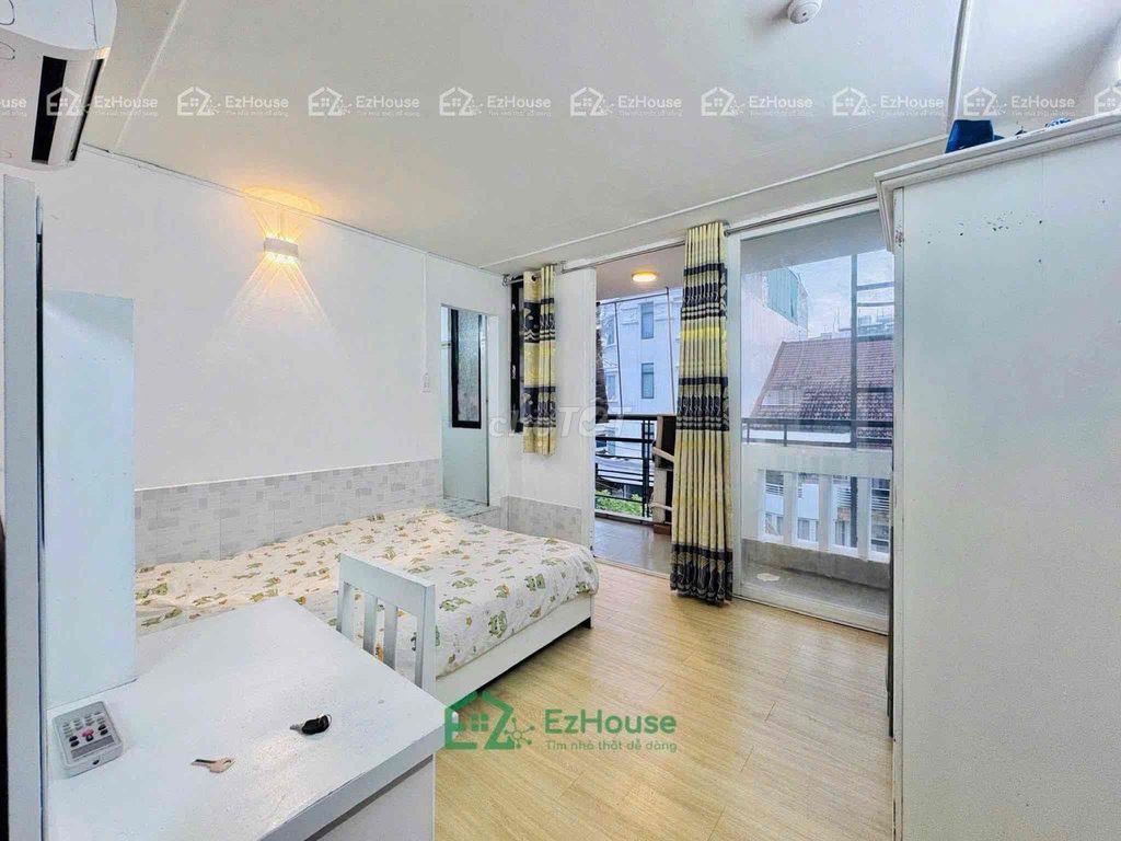 Studio - ban công - tách bếp