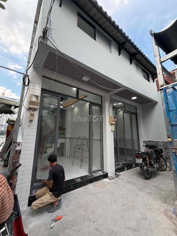 nhà bán ra đường lớn vài bước chân hẻm trc nhà 3m