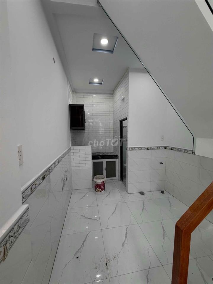 nhà bán ra đường lớn vài bước chân hẻm trc nhà 3m