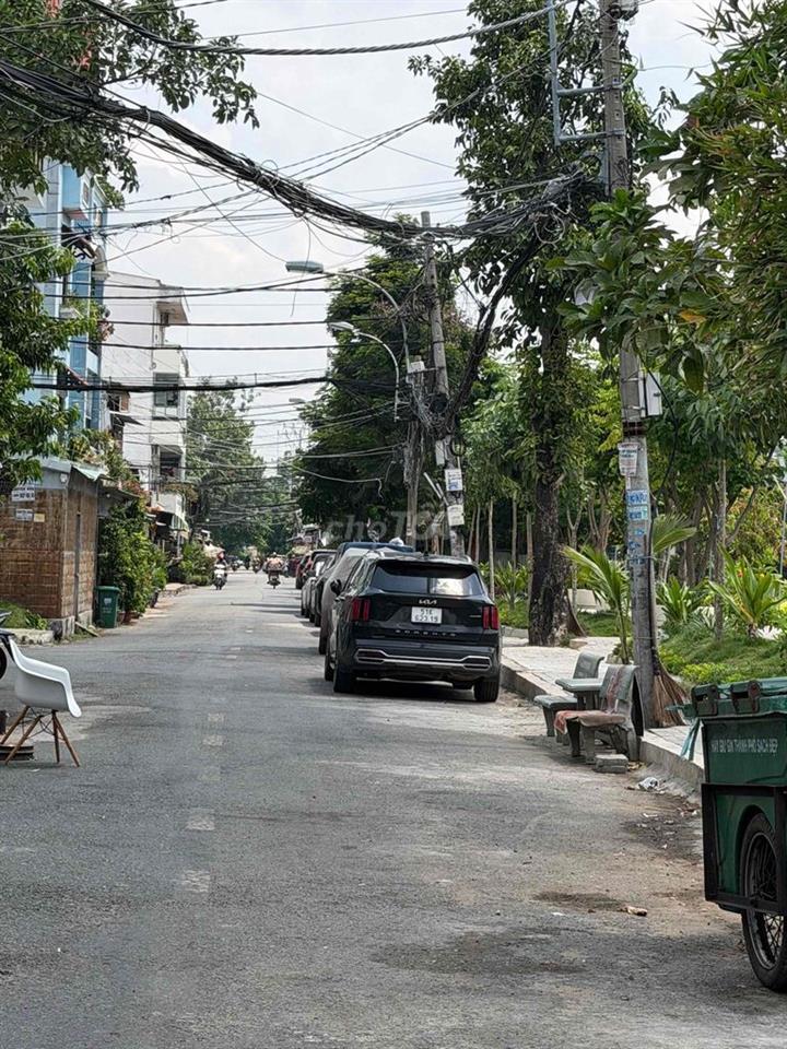 Nhà Bán Sân riêng nở hậu , vài bước ra đường lớn