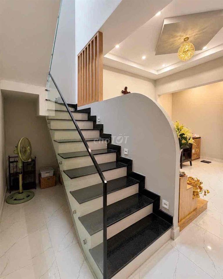 CHÍNH CHỦ BÁN NHÀ GẦN 100M2 HƯỚNG ĐÔNG BẮC MỚI XÂY, GIÁ 9,9 TỶ THƯƠNG