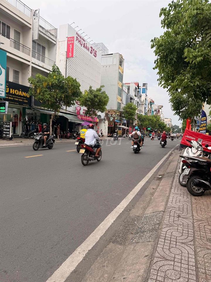 BÁN NHÀ 297 TÂN SƠN NHÌ . MẶT TIỀN KINH DOANH . VỊ TRÍ ĐẮT ĐỊA  KD