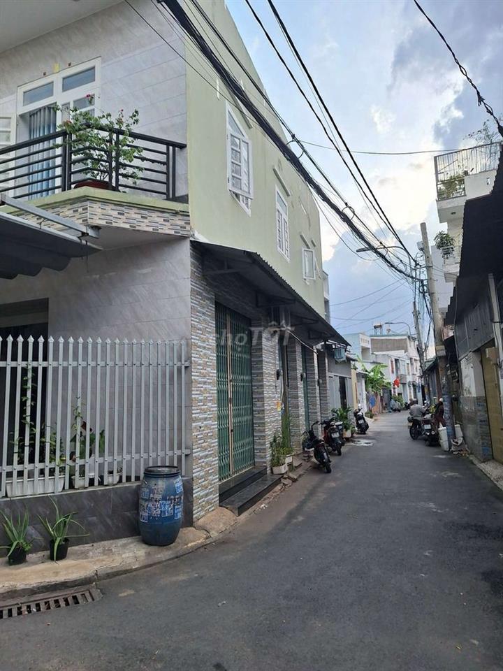 Chính chủ kẹt tiền cần bán căn nhà 2 tầng đang ở