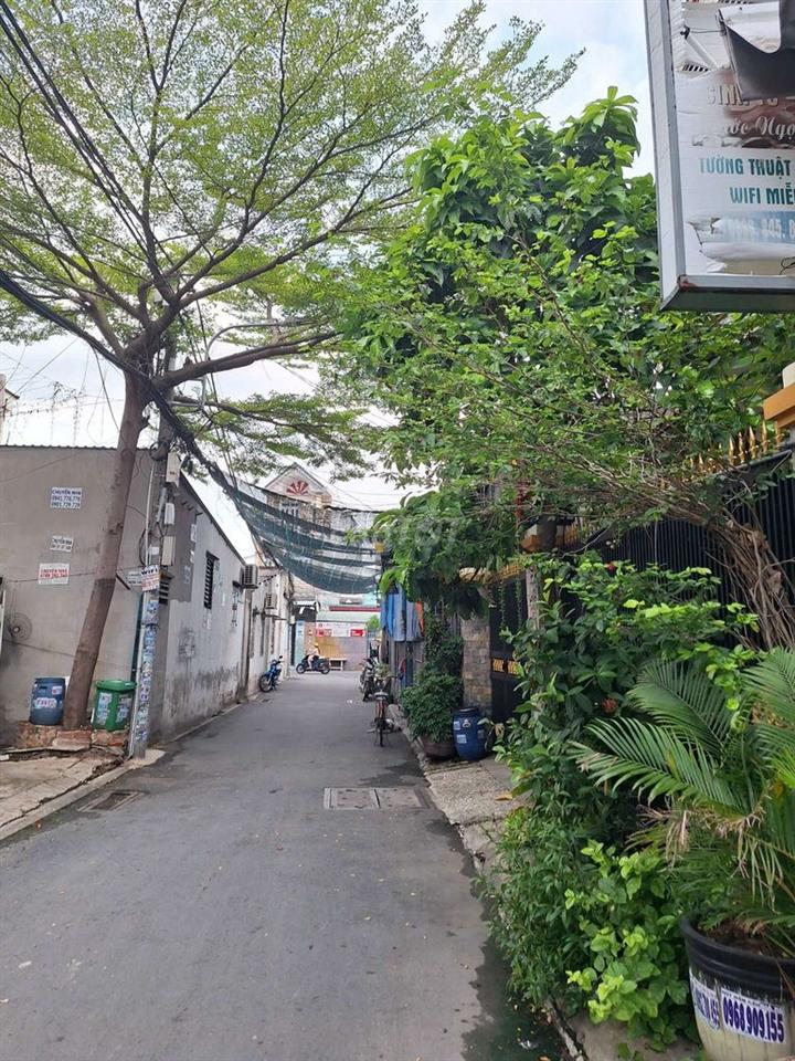 Chính chủ kẹt tiền cần bán căn nhà 2 tầng đang ở