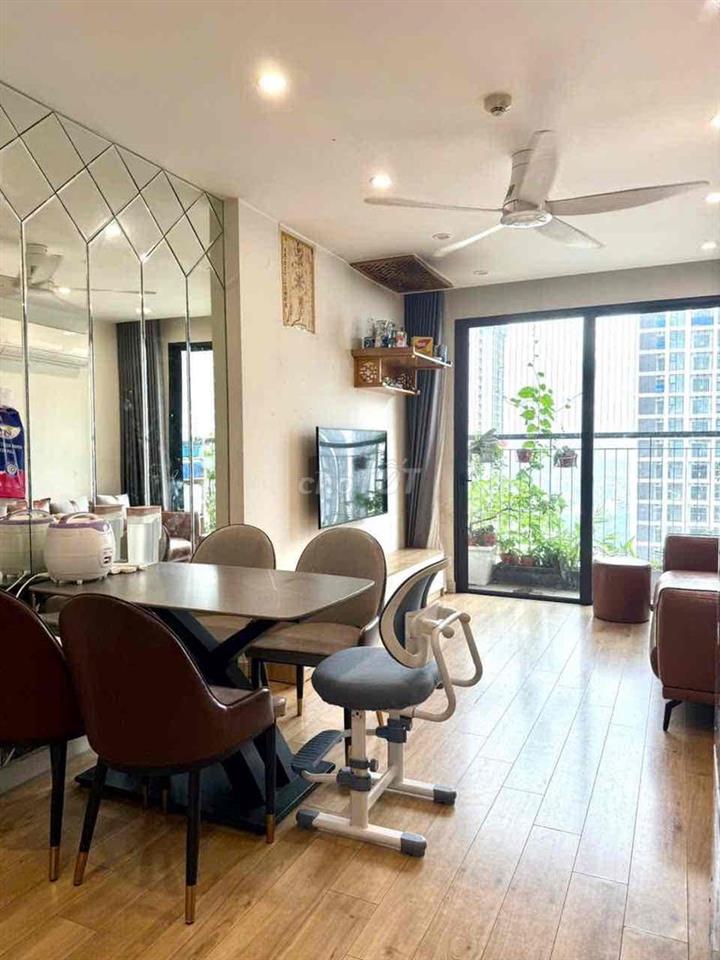 Cần bán  2 ngủ 55m Tầng Trung giá 3.5 TỶ   Vinhomes Smairt city