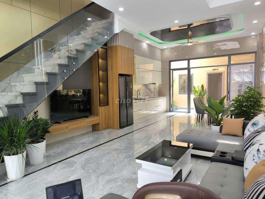 nhà mốt trệt 2 lầu có sản phơi đồ và sân thượng