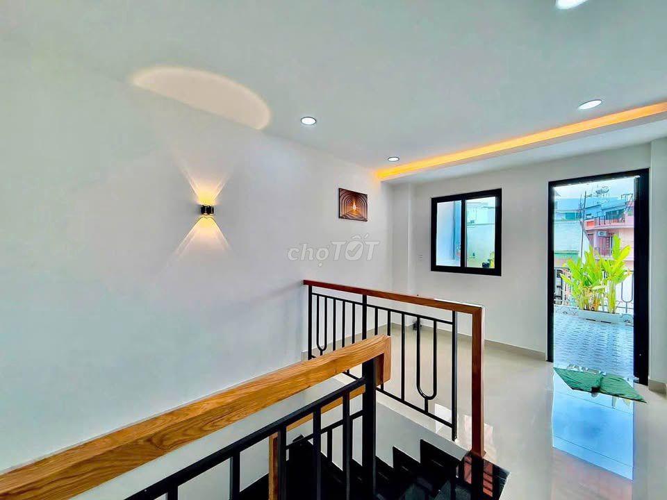 Bán gấp nhà ngay trung tâm Uyên Hưng